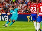 luis-suarez-melakukan-tendangan-bebas-di-laga-barcelona.jpg