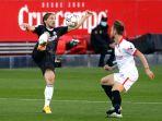 luka-modric-ivan-rakitic-real-madrid-sevilla-liga-spanyol-2021.jpg
