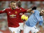luke-shaw-kiri-berebut-bola-dengan-riyad-mahrez-kanan-pada-laga-pekan-ke-12-liga-inggris.jpg
