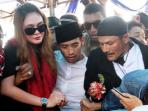 luna-maya-bersama-tara-budiman-mengantarkan-jenazah-olga-syahputra.jpg