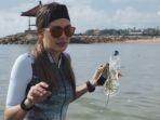 luna-maya-punguti-sampah-di-pantai.jpg
