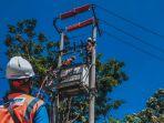 lustrasi-petugas-PLN-secara-rutin-melakukan-pemeliharaan-infrastruktur.jpg