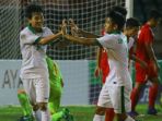 m-iqbal-merayakan-gol-bersama-simanjuntak_20170908_075739.jpg