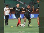 madura-united-menjalani-pemanasan.jpg