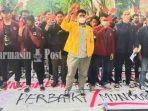 mahasiswa-angkat-kartu-merah-dan-aksi-jalan-mundur-di-banjarmasin-kamis-21102021.jpg