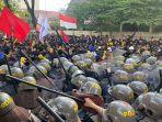 mahasiswa-saat-melakukan-aksi-unjuk-rasa-di-depan-Kantor-DPRD-Provinsi-Kalsel.jpg