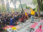 mahasiswa-sedang-melakukan-aksi-di-depan-dprd-kalsel.jpg