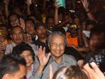 mahathir-mohamad-dan-istrinya_20150829_223218.jpg