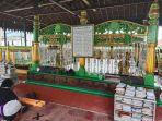 makam-rari-tepat-bersebelahan-atau-berdampingan-dengan-makam-sultan-suriansya.jpg