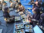 makan-bersama-pelajar-SDN-1-Telaga-pada-jam-istirahat-di-bawah-pohon-di-halaman-sekolah.jpg