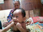 mama-timah-saat-memijat-pasiennya-seorang-bocah.jpg