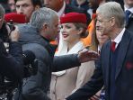 manajer-arsenal-arsene-wenger-kanan-bersalaman-dengan-manajer-manchester-united-jose-mourinho_20171201_061552.jpg