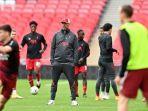 manajer-liverpool-jerman-jurgen-klopp-tengah-menyaksikan-pemanasan.jpg