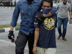 mankan-polisi-karena-mabuk-di-tenga-kerumunan-mahasswa-yang-sedang-melaku.jpg