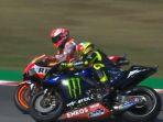 marc-marquez-dan-valentino-rossi-nyaris-tabrakan.jpg