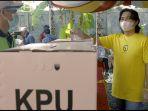 mardani-h-mming-saat-memasukan-surat-suara-ke-kotak-suara.jpg