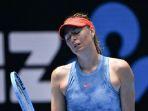 maria-sharapova-tampak-kecewa-ketika-pukulannya-gagal.jpg