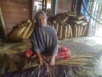 mariani-perajin-anyaman-purun-di-desa-sungai-rutas-kecamatan-candi-laras-selatan-1.jpg