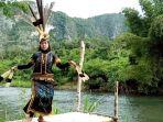 marliani-menari-di-alam-terbuka-di-kawasan-pegunungan-meratus-kabupaten-hst-kalsel-30032021.jpg