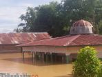 masjid-di-desa-atap-kecamatan-sembakung-nunukan-tenggelam-akibat-luapan-sungai-sembakung_20170527_115604.jpg