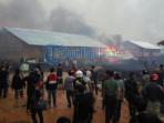massa-membakar-pemukiman-warga-eks-gafatar_20160917_085048.jpg