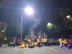 massa-pengunjuk-rasa-aksi-penolakan-uu-cipta-kerja-di-kalsel-masih-bertahan-hingga-malam-hari.jpg