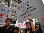 massa-pengunjuk-rasa-membawa-plakat-dalam-aksi-demo-di-hong-kong.jpg
