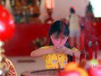 mat-sedang-khusuk-beribadah-menjelang-tahun-baru-china-imlek-di-vihara-dharma-bhakti-petak.jpg