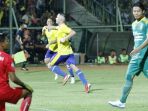 matias-cordoba-selebrasi-merayakan-gol-ke-gawang-sriwijaya-fc_20180609_165733.jpg