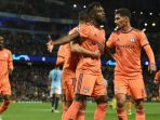 maxwell-cornet-dan-rekan-setim-merayakan-gol-olympique-lyon_20180920_061711.jpg