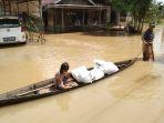 melewati-banjir-di-teluk-selong-ulu-martapura-barat.jpg