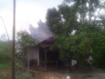 membakar-rumah-di-jalan-manuntung-kilometer-21-landasanulin_20180906_130858.jpg