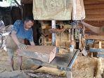 memotong-di-sentra-pengolahan-kayu-ulin-jalan-kelurahan-banjarbaru-kalsel-kamis-28012021.jpg