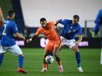 memphis-depay-leonardo-bonucci-dalam-pertandingan-uefa-nations-league.jpg