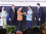 menerima-penghargaan-sebagai-3-terbaik-badan-publik-informatif-kategori-Kementrian.jpg