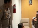 menginterogasi-laki-laki-yang-mengaku-berprofesi-ASN.jpg