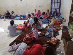 mengungsi-suasana-pengungsian-warga-tungkara-di-ponpes-addawattutammah-di-d.jpg
