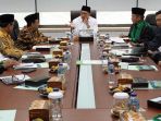 menteri-agama-memimpin-rapat-koordinasi-amirul-hajj-kamis-282018_20180802_195224.jpg