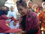 menteri-kelautan-dan-perikanan-ri-susi-pudjiastuti-bersalaman-dengan-warga.jpg