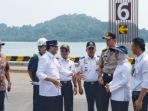 menteri-perhubungan-budi-karya-sumadi-saat-meninjau-pelabuhan-penyeberangan-bakauheni-merak_20180603_114538.jpg