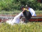 menteri-pertanian-andi-amran-sulaiman-menceburkan-diri-ke-sawah_20171115_105010.jpg