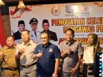 menyerahkan-sertifikat-program-PTSL.jpg