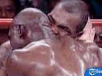 mike-tyson-saat-menggigit-telinga-evander-holyfield-pada-28-juni-1997.jpg