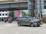 mobil-abu-abu-tabrakan-dengan-mobil-BPK-di-lampu-merah-bawah-flyoverBanjarmasin-Kamis-10112022.jpg