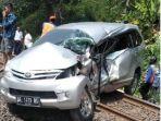 mobil-avanza-ringsek-setelah-ditabrak-oleh-kereta-api-selero.jpg