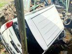 mobil-avanza-yang-terperosok-dan-menabrak-rumah-salah-satu-warga-desa-sungai-kupang.jpg