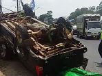mobil-hilux-yang-terjun-ke-parit-saat-di-derek_20180403_193838.jpg