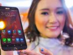 model-menunjukkan-smartphone-asus-zenfone-2_20150623_111010.jpg