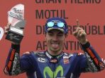 movistar-yamaha-maverick-vinales-berpose-dengan-trofi_20170410_055518.jpg