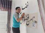 muhammad-ihsan-saat-membikin-kaligrafi-di-dinding-rumah.jpg